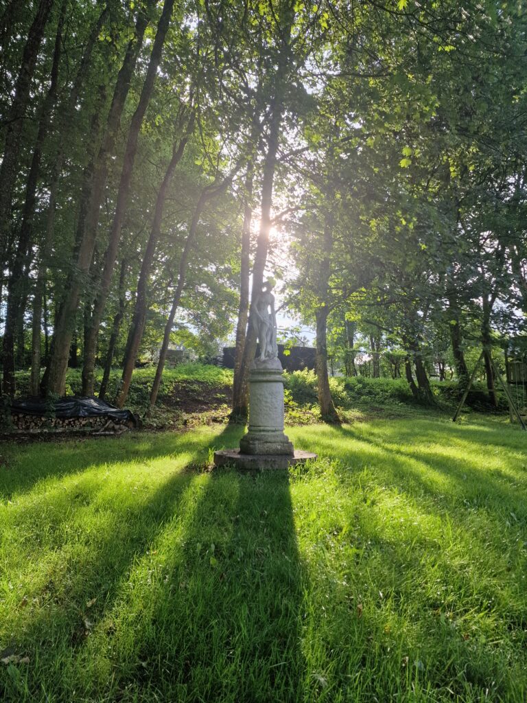 Standbeeld, beeldhouwwerk, kasteel van blier, gîte, hotel, vakantiehuisje, huisje, vakantiehuis, toerisme, reserveren, weekend, vakantie, ardennen, grote groepen, fiets, wandelen, 62, 61, 60, 59, 58, 57, 56, 55, 54, 53, 52, 51, 50, 49, 48, 47, 46, 45, 44, 43, 42, 41, 40, 39, 38, 37, 36, 35, gasten, gast